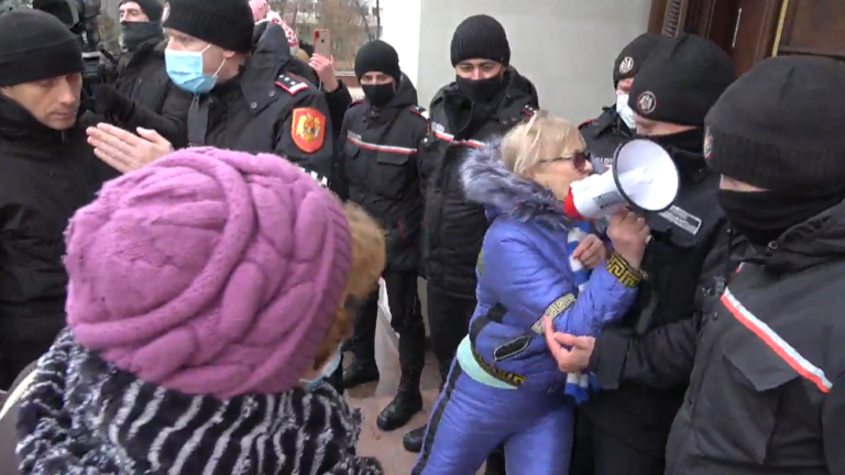 Протест в Кишиневе: пенсионеры атаковали карабинеров, пытаясь попасть к Майе Санду