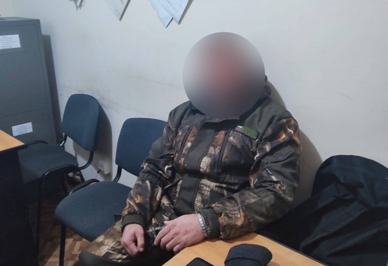 Пьяный мужчина, вооруженный охотничьим оружием, напал на пограничника