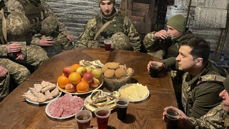 Владимир Зеленский побывал на линии фронта и пообщался с солдатами