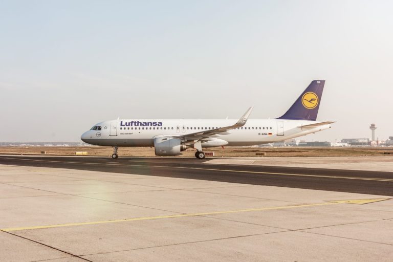 Немецкая авиакомпания Lufthansa отменяет все рейсы в Киев и Одессу