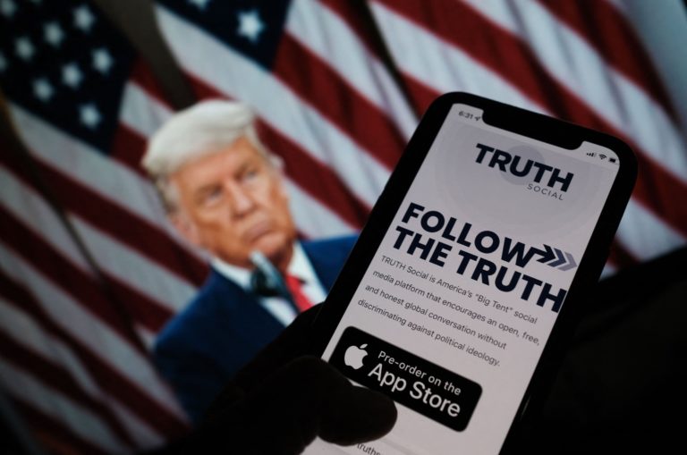 Трамп запустил свою социальную сеть Truth Social