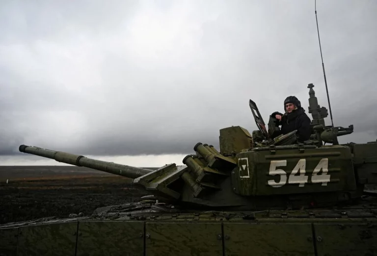 Россияне после тяжелых боев остановились в Конотопе в поисках еды и горючего