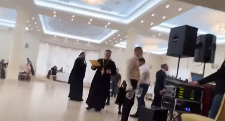 (ВИДЕО) В пригороде Кишинева десятки священников устроили банкет. Полиция не увидела нарушений