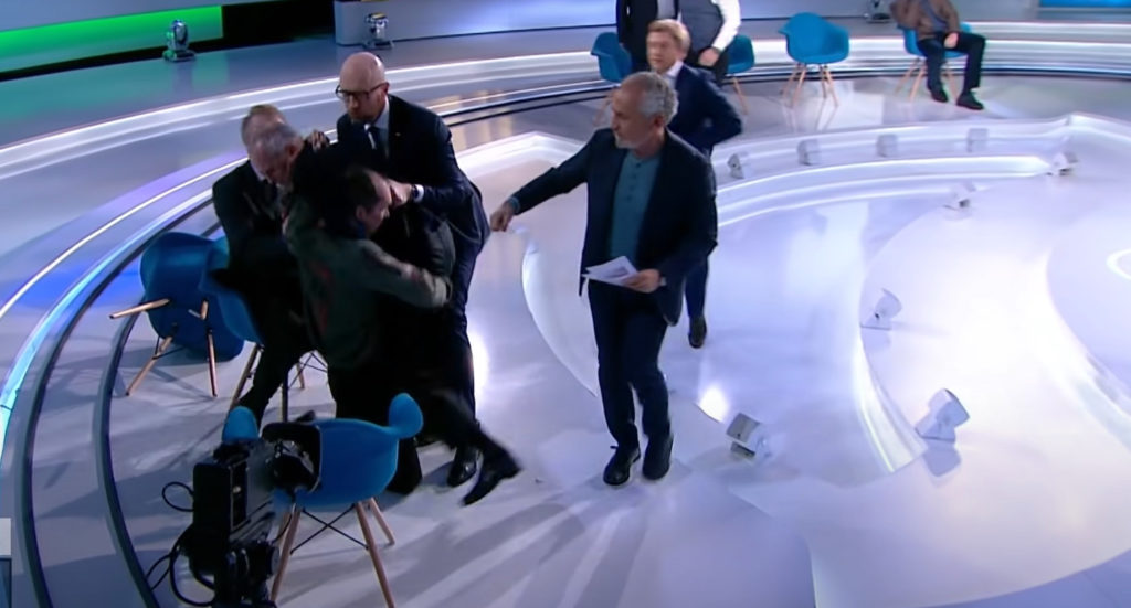 Видео) Украинский журналист подрался с пророссийским политиком во время  теледебатов - nokta
