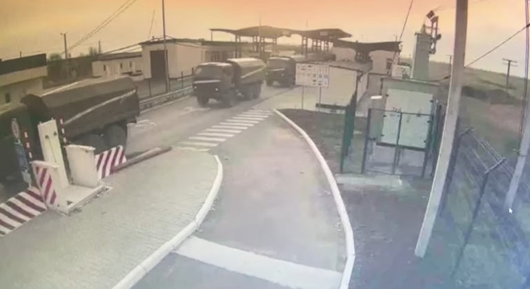 (ВИДЕО) Российская военная колонна въехала в Украину со стороны Крыма