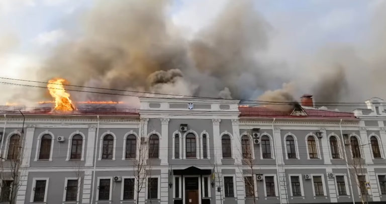 (ВИДЕО) В Чернигове после обстрелов горит здание Службы безопасности Украины