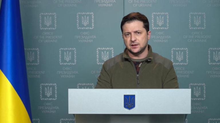 (ВИДЕО) Зеленский просит немедленно принять Украину в Евросоюз по новой спецпроцедуре