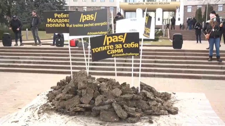 (ФОТО/ВИДЕО) Протест у здания парламента. Митингующие принесли кизяк