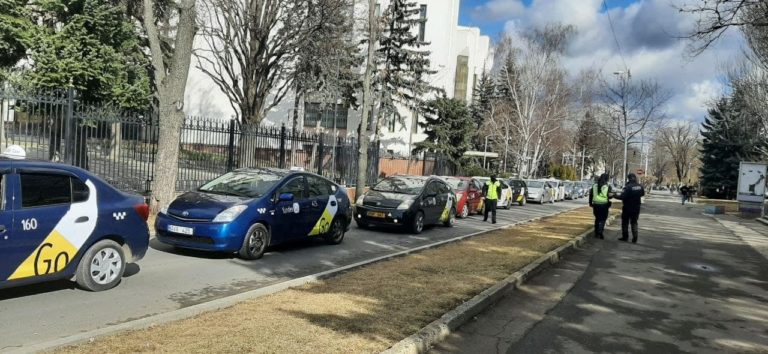 (ВИДЕО) Протест против роста цен на топливо: автомобилисты окружили парламент