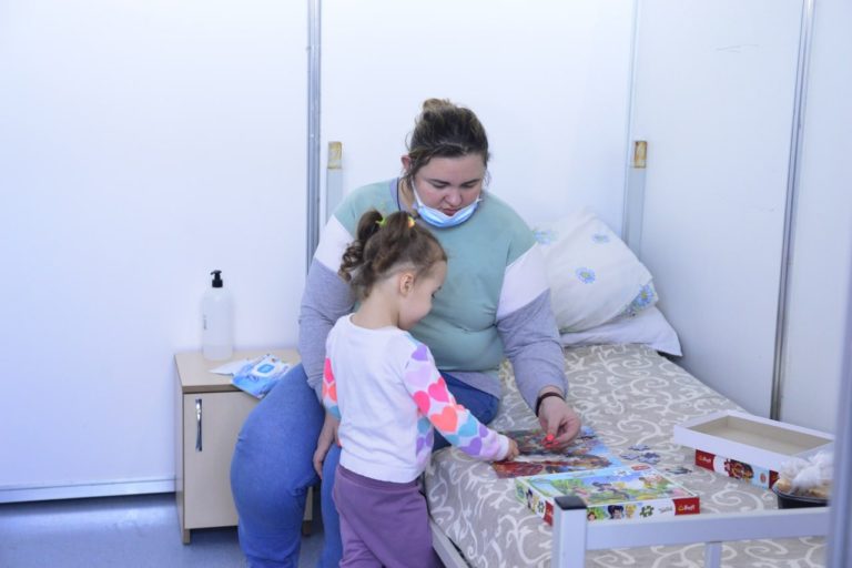 (ФОТО) Семьи с детьми из Украины разместили в нескольких пунктах в Кишиневе