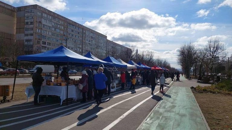 (ФОТО)На Чеканах проходит февральская ярмарка местных производителей