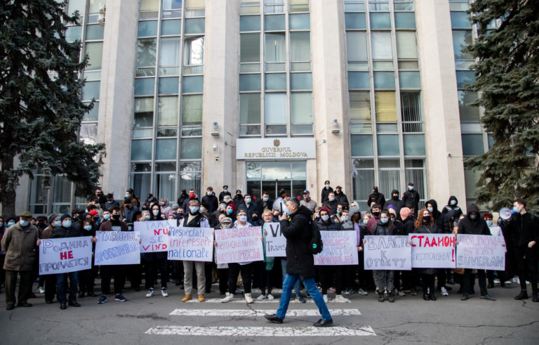 Социалисты и коммунисты протестовали у правительства и посольства США против продажи территории Республиканского стадиона