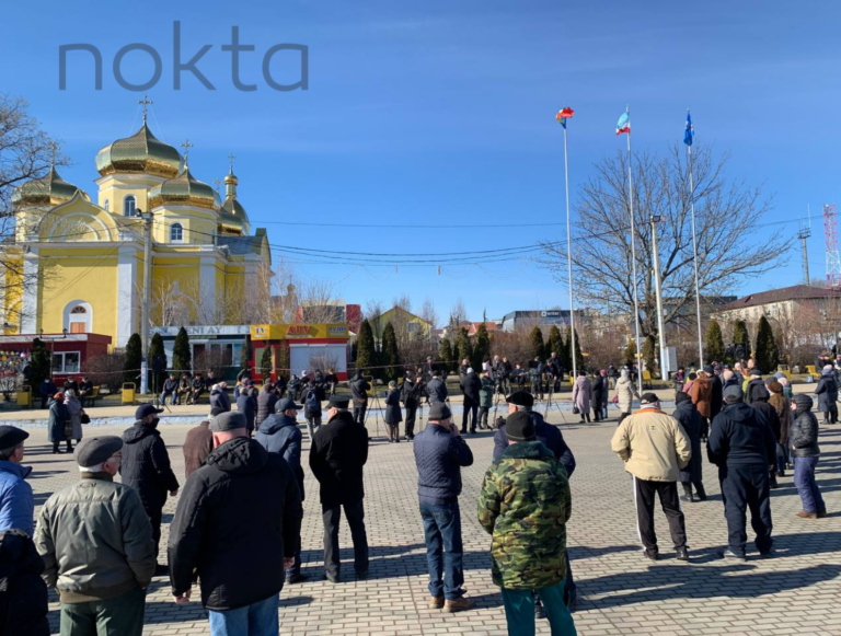 (ФОТО) Час послушали музыку, полчаса поговорили и разошлись: Как прошел воскресный митинг в Комрате
