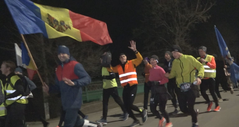 (ВИДЕО/ФОТО) В Комрате вчера вечером поприветствовали бегунов ультрамарафона Rubicon-2022