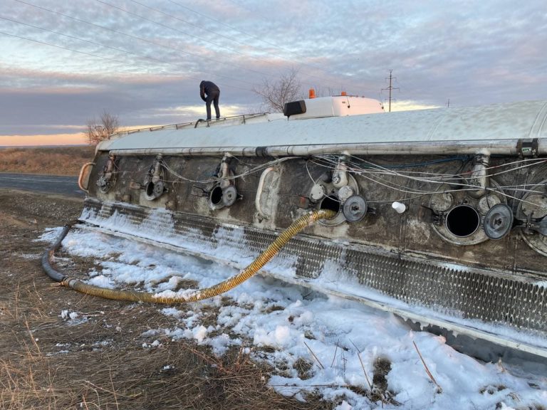 Между Балабанами и Тараклией по-прежнему перекрыта дорога из-за перевернувшегося бензовоза