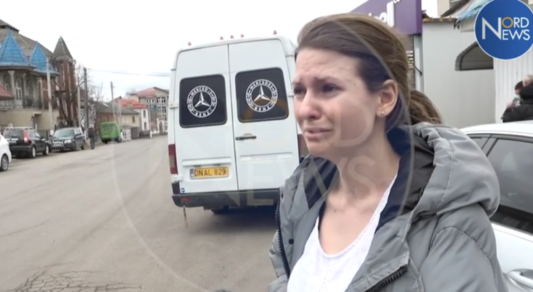 (ВИДЕО) «Они стреляют по домам, по людям». Девушка из Украины рассказывает, как они бежали из страны после нападения России