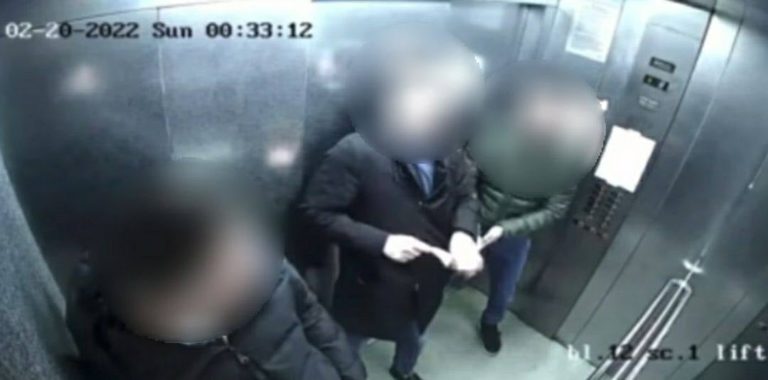 (ВИДЕО) Полиция нашла и оштрафовала трех парней, оплевавших лифт в Кишиневе