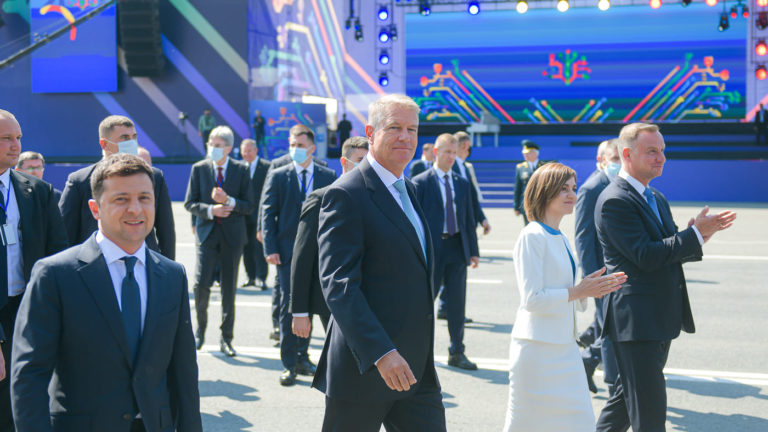 Президент Румынии призвал Киев не признавать существование «молдавского языка»