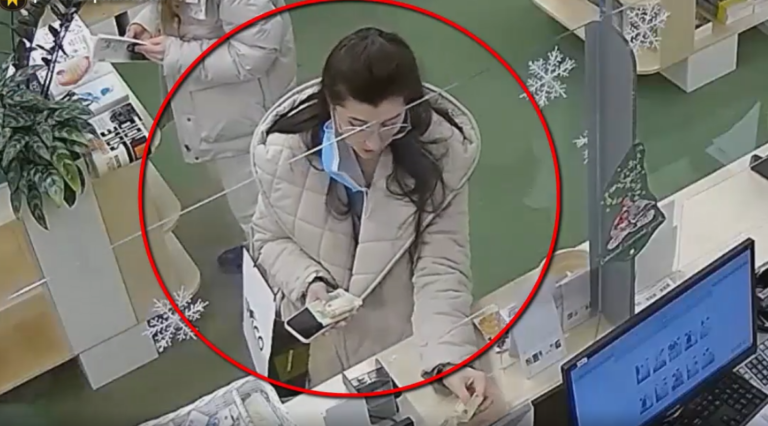 (UPD) Девушка, нашедшая 10 000 леев в торговом центре, обратилась в полицию и вернула деньги