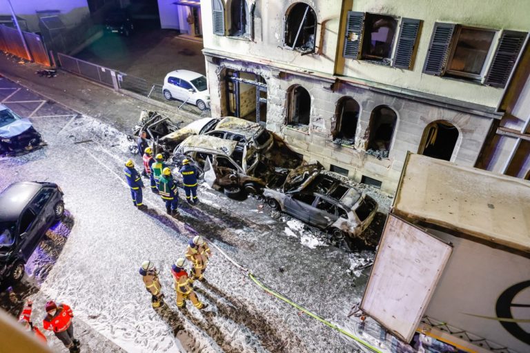 (ФОТО) В Германии пьяный водитель на грузовике протаранил 31 автомобиль