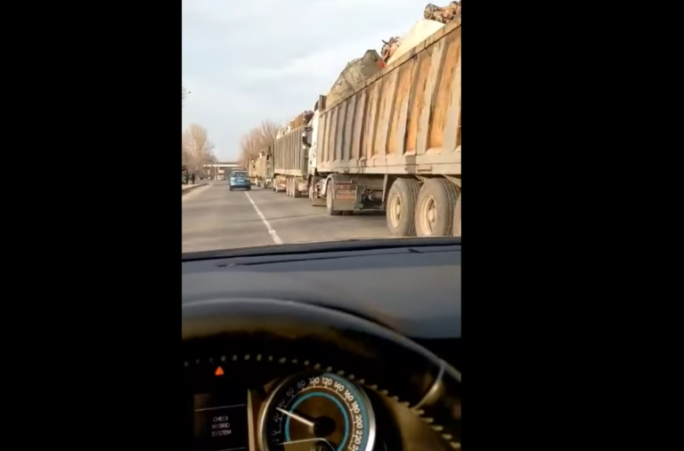 (ВИДЕО) Грузовики с металлоломом были сняты в Резине. Слусарь: «Как повезло Тирасполю с таким толерантным правительством»