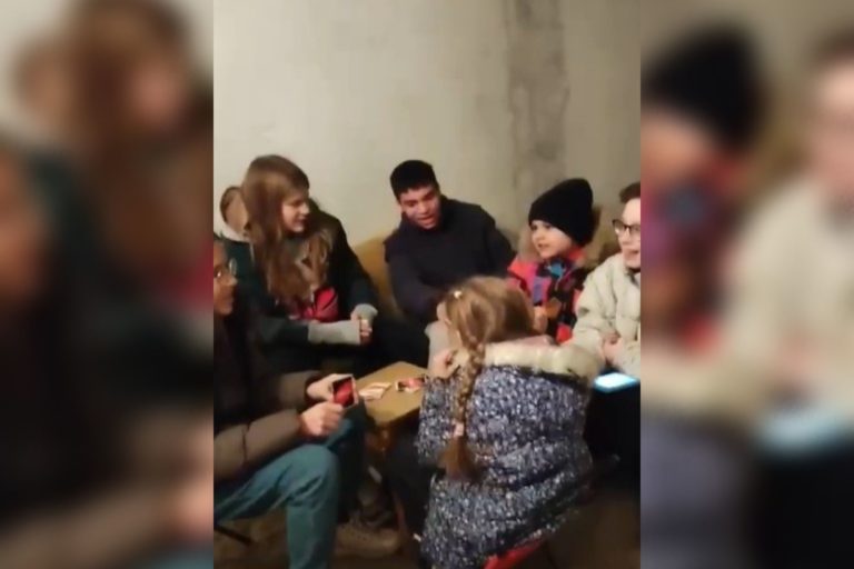 (ВИДЕО) В киевском бомбоубежище дети поют «Как тебя не любить, Киев мой?»