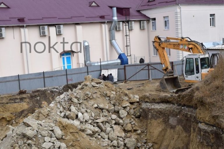 (ФОТО) Стройка многоэтажки в центре Комрата: грузовые машины ездят по новой брусчатке, на место прибыла полиция