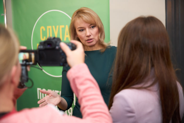 «Мы защищаем свою страну в одиночку». В партии «Слуга Народа» объяснили, почему Зеленский предложил переговоры