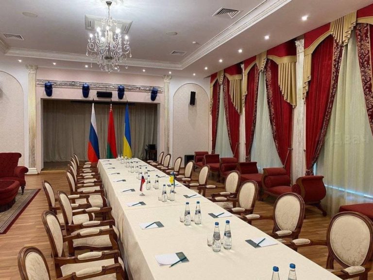 Переговоры на Припяти: украинская делегация прибыла на границу с Беларусью