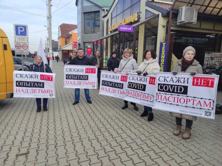 В Комрате прошел митинг против вакцинации детей и ковид паспортов