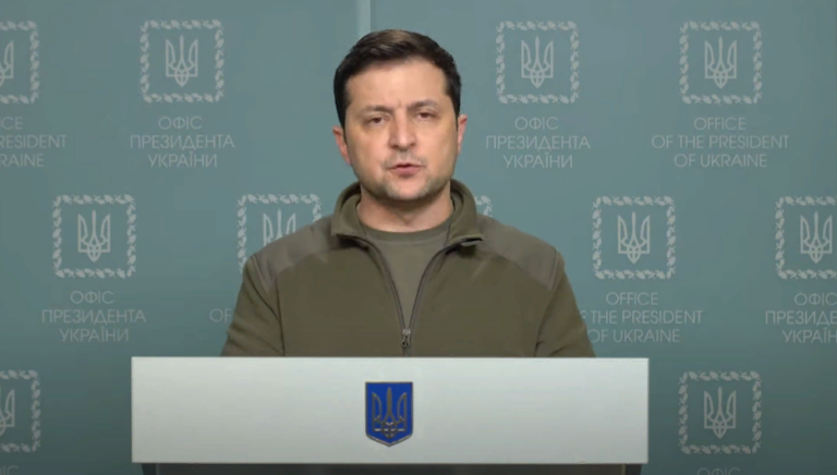 (ВИДЕО) «Это все напоминает 1941 год». Обращение Зеленского на второй день после вторжения России в Украину