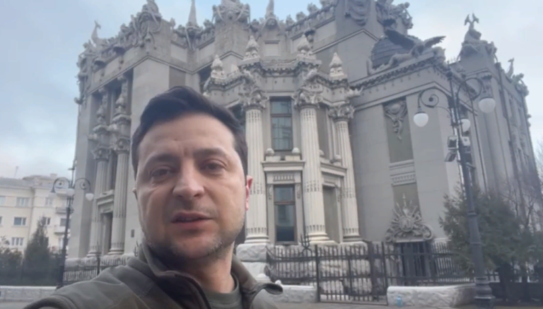 (ВИДЕО) Зеленский из Киева: оружие мы не сложим, будем защищать нашу страну