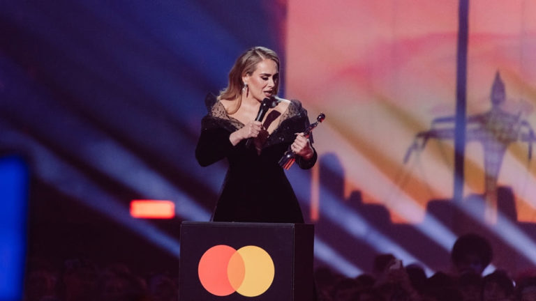 Певица Адель выиграла три главные награды музыкальной премии BRIT Awards — британского аналога Grammy