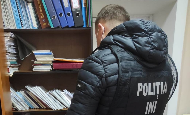 UPD: Сертификаты продали, вакцину уничтожили. Обыски проводятся в медучреждении на Рышкановке