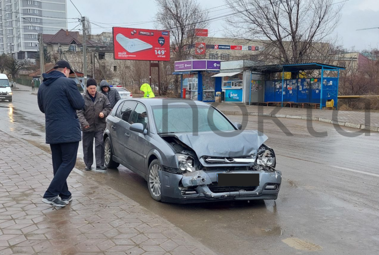 (ФОТО) ДТП в Комрате: «опель» врезался в «хонду», пришлось вызывать эвакуатор