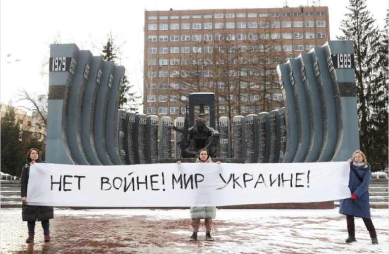 В России люди выходят на одиночные пикеты, но их задерживают
