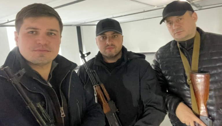 Депутаты Верховной Рады взяли в руки оружие и готовы защищать Киев