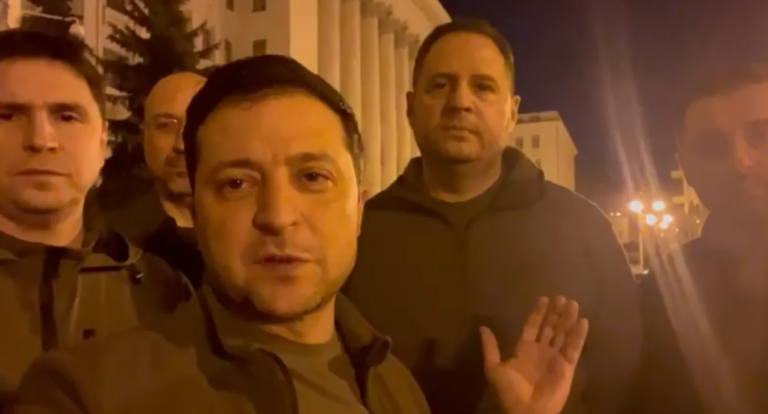 (ВИДЕО) «Мы здесь. Мы в Киеве. Мы защищаем Украину». Зеленский обратился к украинцам