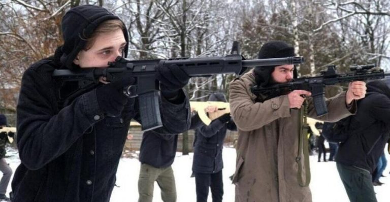 В Украине гражданским разрешили получать оружие и использовать против российских военных
