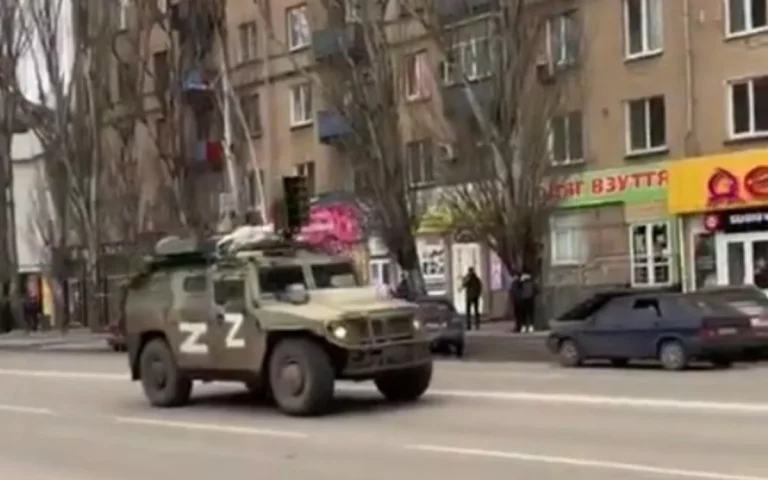 (ВИДЕО 18+) В Мелитополе российские военные ездят по улицам и предупреждают о запрете митингов