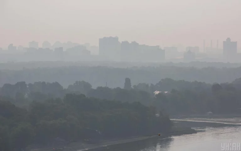 Киев накрыл смог. Жителей просят не открывать окна