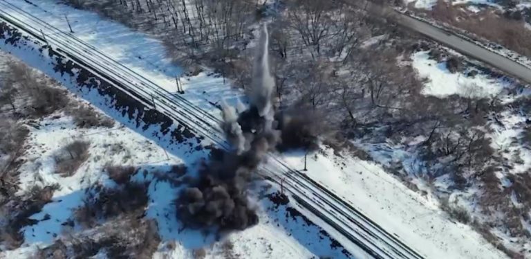 (ВИДЕО) Украинские военные взорвали железнодорожный мост на границе с Россией