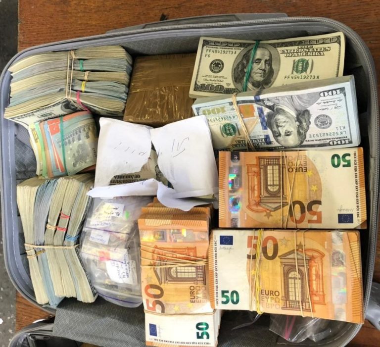 Украинское бюро расследований задержало одного из украинских дипломатов при попытке вывезти из страны ценностей на 1 млн долларов