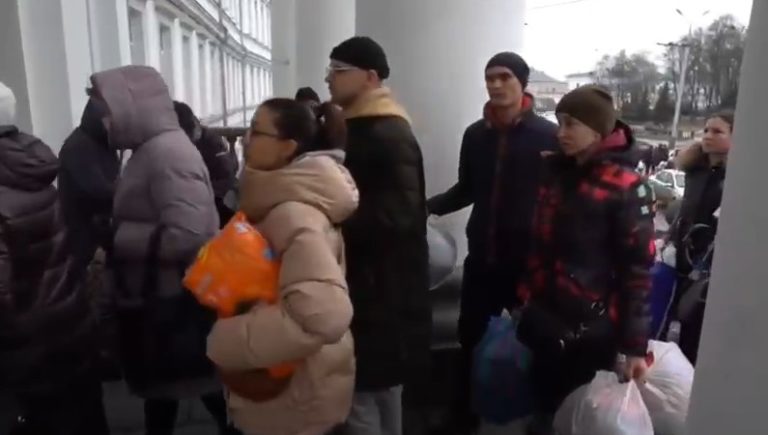 (ВИДЕО) В Полтаве сотни людей принесли вещи для эвакуированных детей