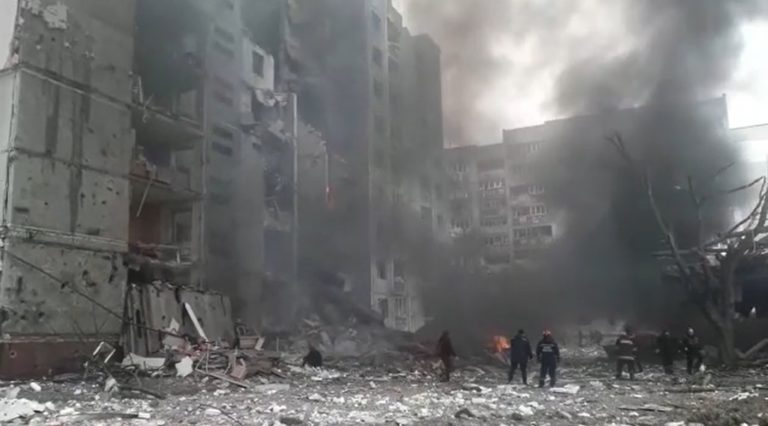 (ВИДЕО) После российских обстрелов в Чернигове из-под завалов извлекли тела 22 человек