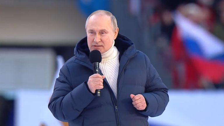 Путин посетил концерт в честь аннексии Крыма. Онлайн-трансляция прервалась на его речи