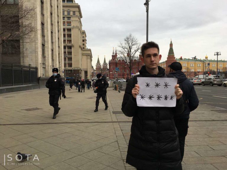 Штраф 50 тысяч рублей за плакат «*** *****». В Москве посчитали это дискриминацией армии России