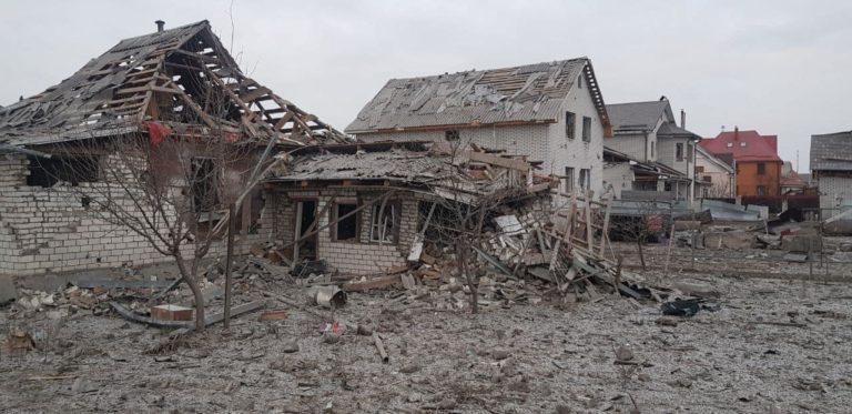 (ФОТО) В Житомирской области был нанес ракетный удар по двум городам: разрушены десятки домов, есть жертва
