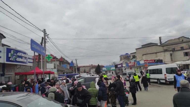 (ФОТО) На КПП Атаки-Могилёв-Подольск большое скопление украинских беженцев
