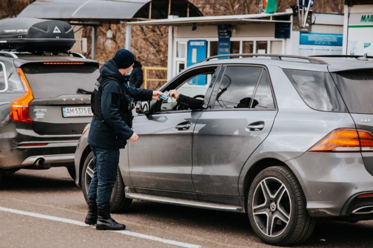 На Кагульском КПП гражданин Турции с семьей из Украины пытался пересечь границу с поддельными правами